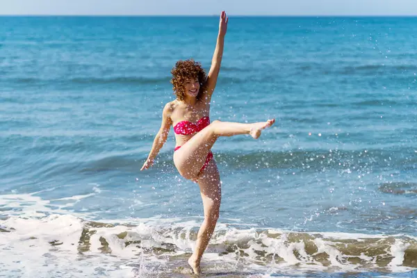 Cuerpo Completo Juguetona Hembra Bikini Pateando Agua Del Mar Salpicando Imagen De Stock
