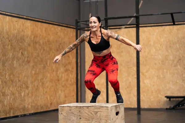 Motion Photo Mature Strong Woman Jumping Box Cross Training Gym Zdjęcie Stockowe