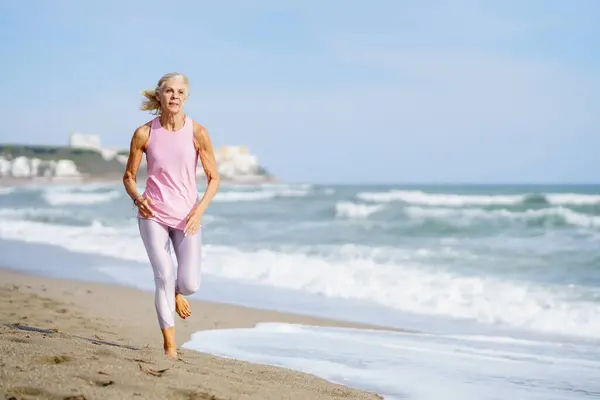 Starsza Kobieta Uprawia Sport Utrzymać Formę Dojrzała Kobieta Biegnie Wzdłuż Obraz Stockowy