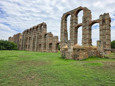 Acueducto de los Milagros, Merida, Extremadura, İspanya 'daki Mucizevi Aqueduct Roma su kemeri köprüsü olup, Roma' nın Emerita Augusta kolonisine su sağlamak için inşa edilmiştir.