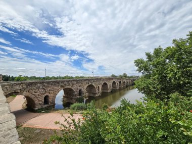 Merida, Badajoz, Extremadura, İspanya 'daki Guadiana Nehri üzerindeki tarihi Roma köprüsü