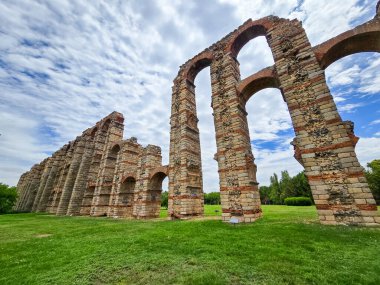 Acueducto de los Milagros, Merida, Extremadura, İspanya 'daki Mucizevi Aqueduct Roma su kemeri köprüsü olup, Roma' nın Emerita Augusta kolonisine su sağlamak için inşa edilmiştir.
