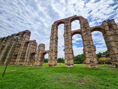 Acueducto de los Milagros, Merida, Extremadura, İspanya 'daki Mucizevi Aqueduct Roma su kemeri köprüsü olup, Roma' nın Emerita Augusta kolonisine su sağlamak için inşa edilmiştir.