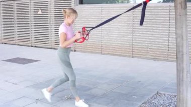 TRX egzersizleriyle sağlığınızı artırın, motivasyonu artırın. Formda ve sağlıklı bir yaşam tarzı için dayanıklılık eğitimi ve beden eğitimi ile uğraşın, genel sağlık ve spor seviyelerini yükseltin.