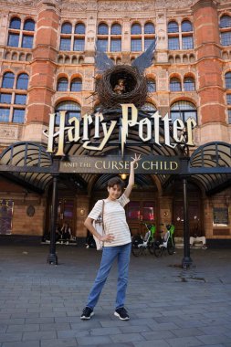 Londra, Birleşik Krallık, 18 Temmuz 2024. Londra 'daki Palace Tiyatrosu' nun önündeki genç kız. Harry Potter ve Lanetli Çocuk müzikaliyle oynayın.