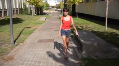 Parlak atletizm sporu yapan kendini adamış bir kişi, enerji ve toplumla dolu canlı bir şehir parkında sağlığa ve aktif bir yaşam tarzına olan bağlılığını göstermek için güneşin altında egzersiz yapıyor.