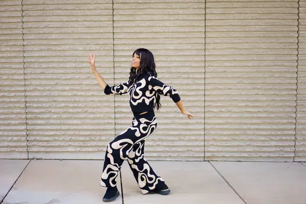 stock image Full length photo of an hispanic female expressive dancer performing modern movements dancing in the city