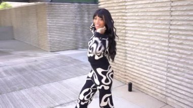 Sokakta dans eden genç siyahi kadın, çok gösterişli kıyafetler giyiyor. Gençlik hayatı ve iyi titreşimler kavramı.