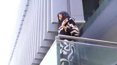 Sokakta dans eden genç siyahi kadın, çok gösterişli kıyafetler giyiyor. Gençlik hayatı ve iyi titreşimler kavramı.