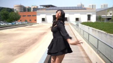 Sokakta dans eden genç siyahi kadın, çok gösterişli kıyafetler giyiyor. Gençlik hayatı ve iyi titreşimler kavramı.