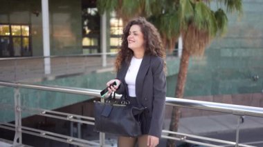 Tarz sahibi genç bir kadın kendine has moda anlayışını çarpıcı bir mimarinin arka planına karşı sergiliyor, büyüleyici bir moda ve yaşam tarzı içeriği için çekici bir ortam yaratıyor.