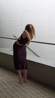 Yetenekli bir dansçı, canlı bir kent zeminine karşı akışkan hareketler ve anlamlı pozlar sergiler. Büyüleyici koreografi sanatsallığı ve kendini adamışlığı yansıtan kareler içinde sergilenir.