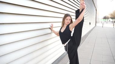 Zarif bir dansçı, sanatını ve yeteneğini ön plana çıkaran canlı, modern şehir zeminine karşı etkileyici esnekliğini ve olağanüstü atletizmini sergileyerek seyirciyi cezbeder.