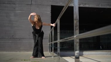 İnanılmaz yetenekli bir dansçıyı gözler önüne seren büyüleyici bir dizi çerçeve dinamik bir şehir ortamında etkileyici hareketler seriyor, danstaki denge ve akıcılığın güzelliğini vurguluyor.