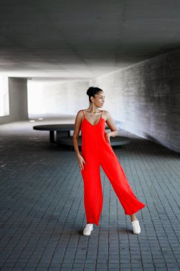 Çarpıcı kırmızı tulumlu yetenekli bir dansçı, tüm izleyicileri büyüleyen büyüleyici bir gösteri yaratmak için muhteşem bir arka plan, harmanlama stili ve sanatsal performans sergiliyor.