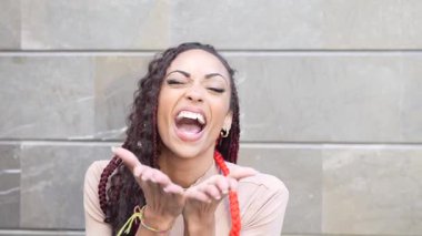 Avucundaki küçük bir tohumu nazikçe sallayan, doğal çevremizdeki büyüme, umut ve sürdürülebilirlik kavramlarını sembolize eden temiz ve minimalist bir çizim.