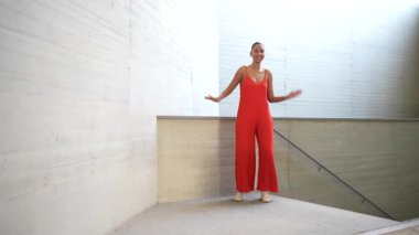 Kırmızı kıyafetli fevkalade yetenekli bir dansçı, beton duvarların minimalist zeminine karşı sıvı hareketler sergiliyor. Doğal ışıkla aydınlatılarak büyüleyici bir atmosfer yaratılıyor.