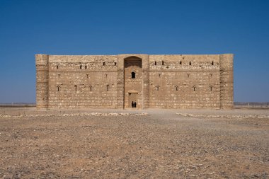 Qasr Kharana, bazen Qasr al-Harrana, Qasr al-Kharanah, Kharaneh veya Ürdün 'deki Hraneh Çöl Kalesi