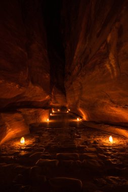 Geceleyin Petra 'nın Al Siq Geçidi, Mumlarla aydınlatılan Yol