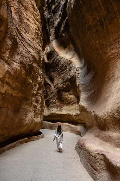 Entrada Del Desfiladero Siq Ciudad Nabatean Petra Con Una Muchacha —  Fotos de Stock