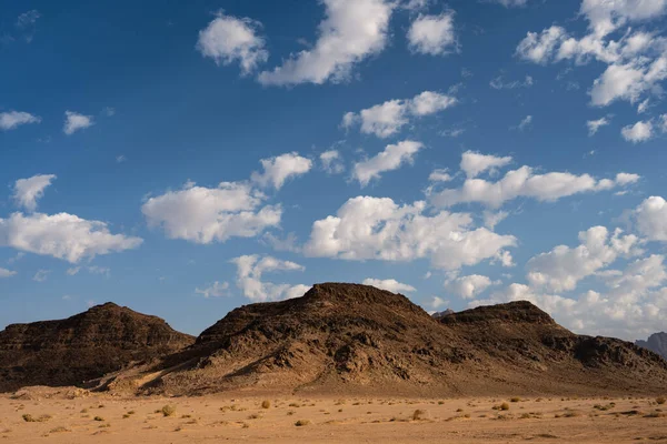 Wüstenlandschaft Wadi Rum Jordanien Mit Hügel Und Wolkenverhangenem Himmel — Stockfoto