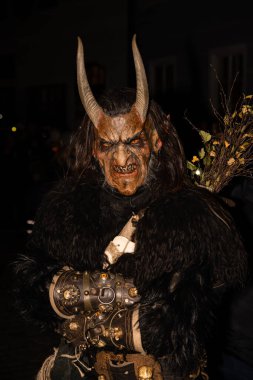 Cesky Krumlov, Çek Cumhuriyeti - 4 Aralık 2022: Krampus veya Boynuzlu Maskeli Sertifikalı Şeytani figür.