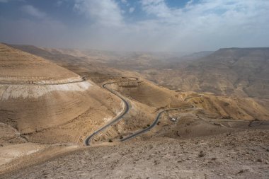 King 's Highway 35 Wadi Mujib Valley, Mountain and Hill Landscape Ürdün Bulutlu Gökyüzü