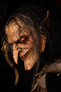 Cesky Krumlov, Çek Cumhuriyeti - 4 Aralık 2022: Krampus veya Çek Cumhuriyeti 'nde Cadı Yüzünün Sertifika Maskesi.