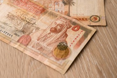Amman, Ürdün - 26 Kasım 2022: 5 Ürdün Dinarı veya Kral Abdullah bin Hüseyin Portresi ile 5 JOD Banknote