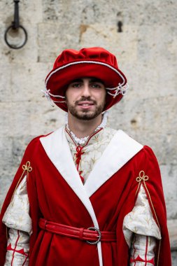 Siena, Toskana, İtalya - 15 Ağustos 2022: Palio di Siena 'daki Rönesans Tarihi Kostümünde Zürafa veya Zürafa Contrada Bayrağı Taşıyıcısı