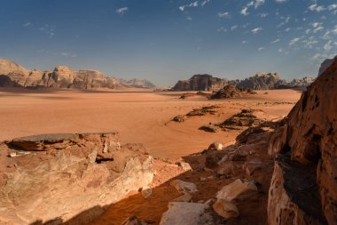 Ürdün 'de dağlı ve kırmızı kumlu Wadi Rum Çölü manzarası