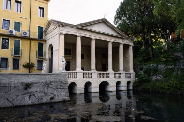 İtalya 'nın Vicenza kentindeki Giardino Salvi Bahçeleri' nde Seriola Kanalı 'na bakan Loggia Valmarana