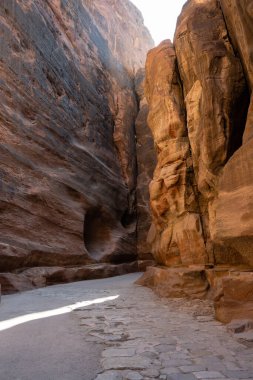 Petra, Ürdün 'deki Al Siq Gorge Antik Nabataean kaldırım taşı ya da Taş Kesme Yolu ile