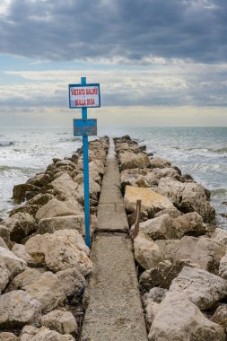 Venedik, Lido di Venezia Plajı 'ndaki Breakwater Barajı' nda Vietato Salire Sulla Diga yazılı levha ile Baraja tırmanmak yasaktır.