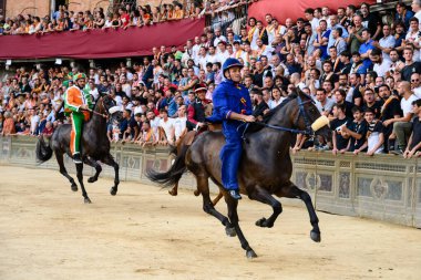 Siena, İtalya - 15 Ağustos 2023: Palio di Siena Prova Jokey veya Fantino Stefano Piras Scangeo ile Kamu Deneme Yarışı Nobile Contrada del Nicchio