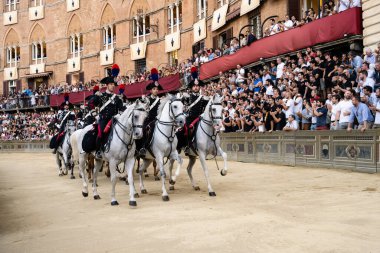 Siena, İtalya - 15 Ağustos 2022: Palio di Siena 'nın Prova Duruşma Yarışı' nda Jandarma a Cavallo Atlı Polisi Performansı.