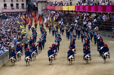 Siena, İtalya - 17 Ağustos 2021: Müzisyenler, Toplumsal Davulcular ve Trompetçiler ve Müzisyenler Giyen Müzisyen del Palazzo Müzisyenleriyle Palio di Siena 'nın Corteo Storico Tarihi Geçidi.