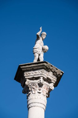 1640 yılında Antonio Pizzocaro tarafından tasarlanan Vicenza, İtalya 'daki Piazza dei Signori' de Kurtarıcı İsa Heykeli ile sütun.