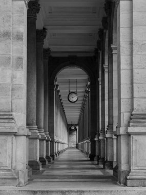 Çek Cumhuriyeti, Bohemya, Karlovy Vary 'deki Portico of the Mill Colonnade veya Mlynska Kolonada' daki koridor.