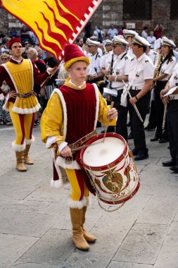 Siena, İtalya - 14 Ağustos 2022: Valdimontone Contrada Drummer ve Flag Bearer, Palio 'dan önce mum ve sansür töreninde.
