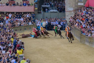 Siena, İtalya - 17 Ağustos 2022: Del Casato Bend 'de Düşen At ile Palio di Siena At Yarışı.