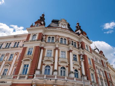 Avusturya Macaristan İmparatorluğu 'ndan Karlovy Vary, Çek Cumhuriyeti' ndeki Eski Ana Postane Binası Telegraf, Demiryolu, Gemi Taşımacılığı ve Postayı Temsilen Dört Alegorik Heykeli