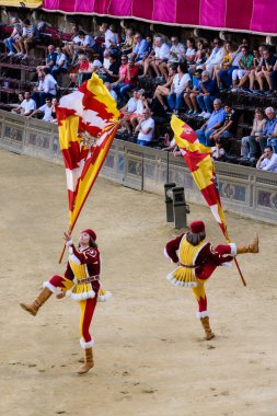 Siena, İtalya - 17 Ağustos 2022: Palio di Siena Corteo Tarihi Geçit Töreni 'nde Bayrak Taşıyıcı Dalgalanan ve Sallayan Valdimontone Kontrastı Bayrağıyla Bayrak Oyunları