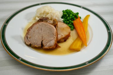 Pirinç, bezelye ve sosla Avusturya usulü kızarmış dana eti veya Kalbsbraten.