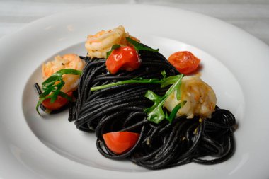 Spagetti al Nero di Seppia con Gamberi, İtalyan Makarnası mürekkep balığı, karides, domates ve Rucola