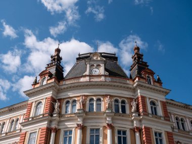 Avusturya Macaristan İmparatorluğu 'ndan Karlovy Vary, Çek Cumhuriyeti' ndeki Eski Ana Postane Binası Telegraf, Demiryolu, Gemi Taşımacılığı ve Postayı Temsilen Dört Alegorik Heykeli