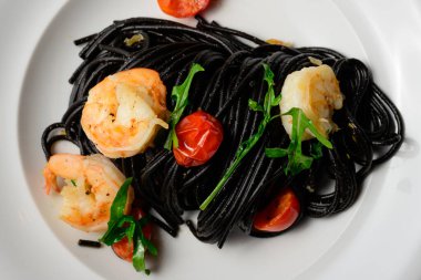 Spagetti al Nero di Seppia con Gamberi, İtalyan Makarnası mürekkep balığı, karides, domates ve Rucola