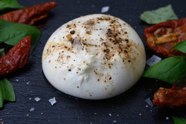 Burrata, İtalyan inek sütlü peyniri Mozzarella, Stracciatella ve Puglia, İtalya 'dan krema, tuzlu, biberli, güneşte kurutulmuş domates ve fesleğenli