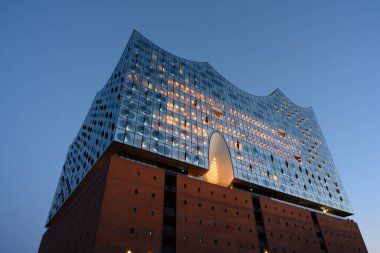 Hamburg, Almanya - 13 Haziran 2023: Elbphilharmonie or Elbe Philharmonic Concert Hall Exterior Glass Facade Aydınlandı.