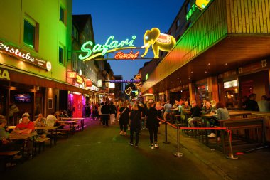 Hamburg, Almanya - 16 Haziran 2023: Grosse Freiheit or Great Freedom Street in the St. Pauli Red Light District or Kiez near the Reeperbahn at Night.